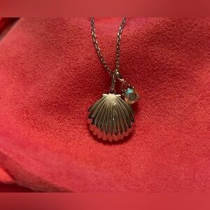 🩶🩶 Charmed Aroma Silver Clam & Crystal Necklace 🩶🩶